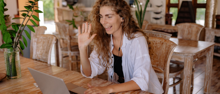 Personne qui salue pendant un meeting virtuel