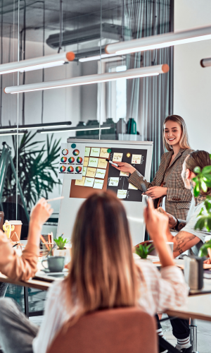 Un spécialiste du marketing montre des indicateurs et des résultats à un groupe dans un bureau.