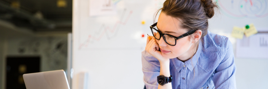 Femme qui travaille sur l'expérience utilisateur